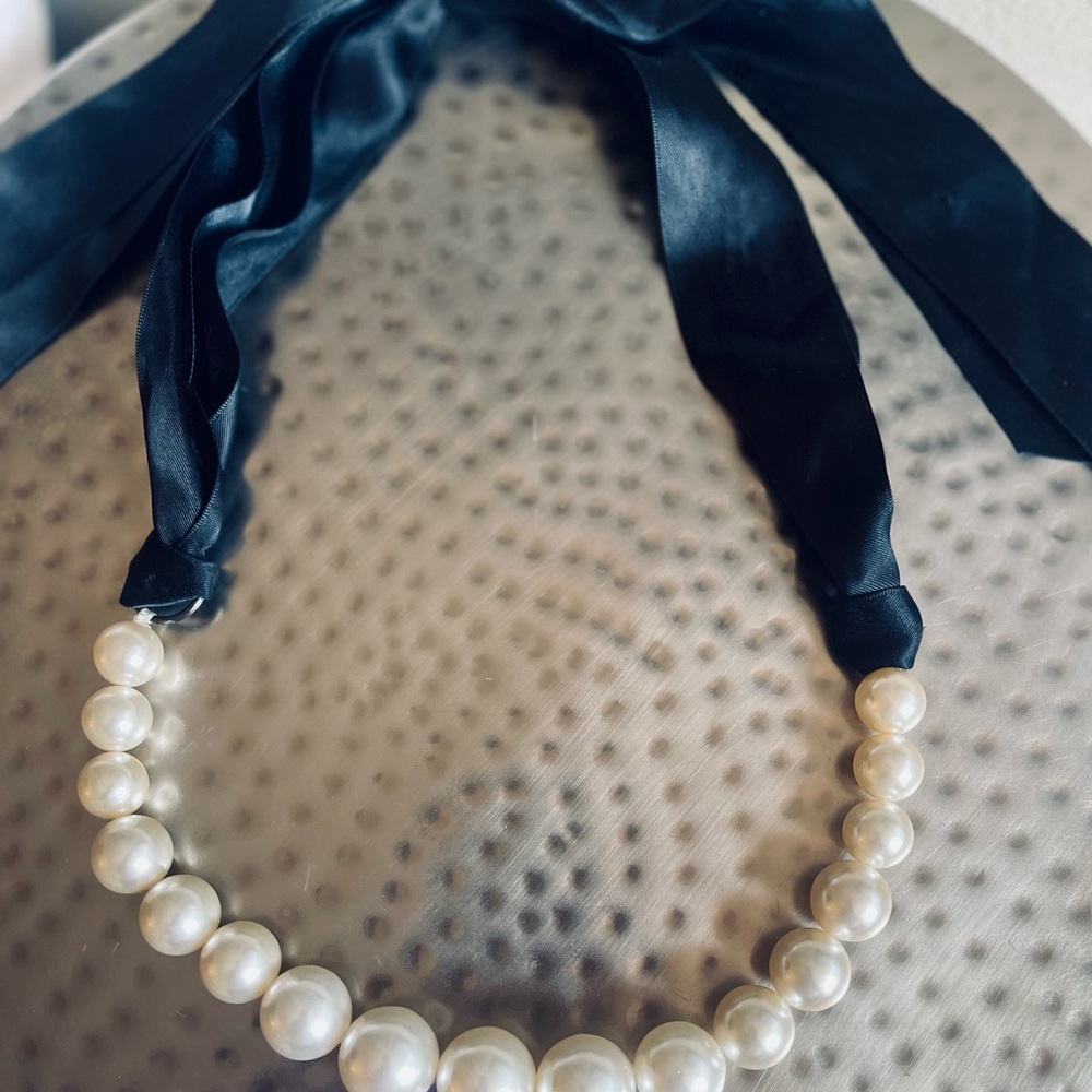 White House Black Market Elegant White Pearl Necklace - Picture 2 of 10
